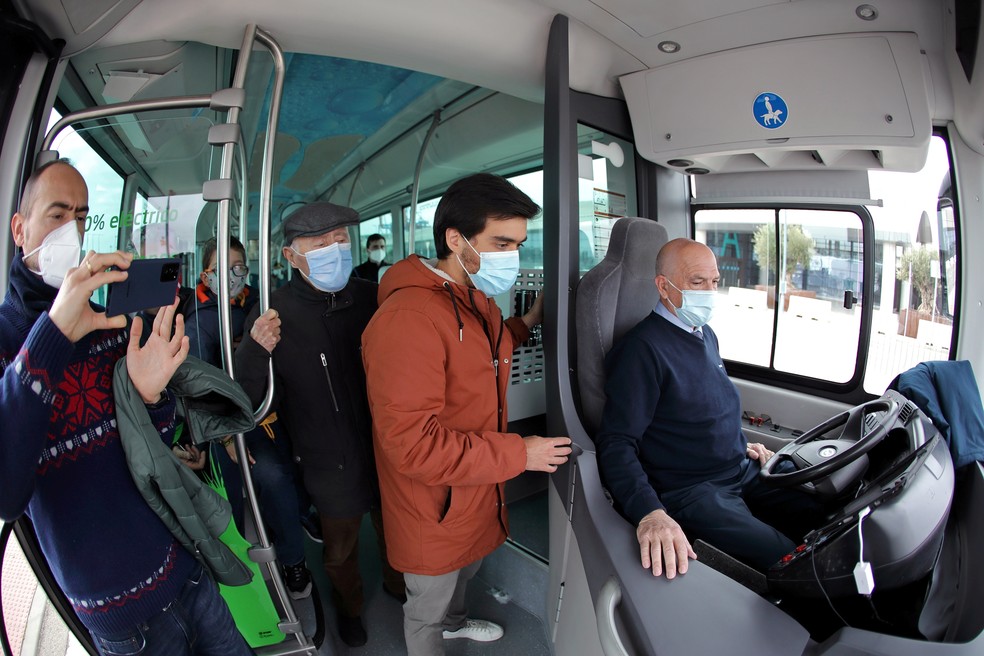 Ônibus sem motorista circula em cidade do Sul da Espanha