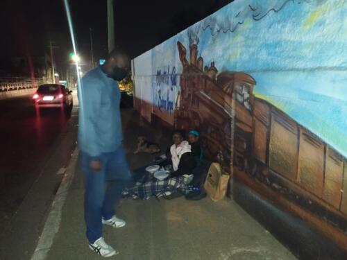 Entrega-de-Marmitex-a-moradores-de-rua-2